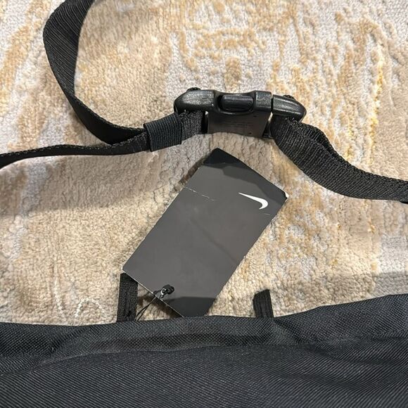 Nike Sportswear Heritage Hip Pack Logo Black
Streetwear,
New Fanny pack - Picture 4 of 9